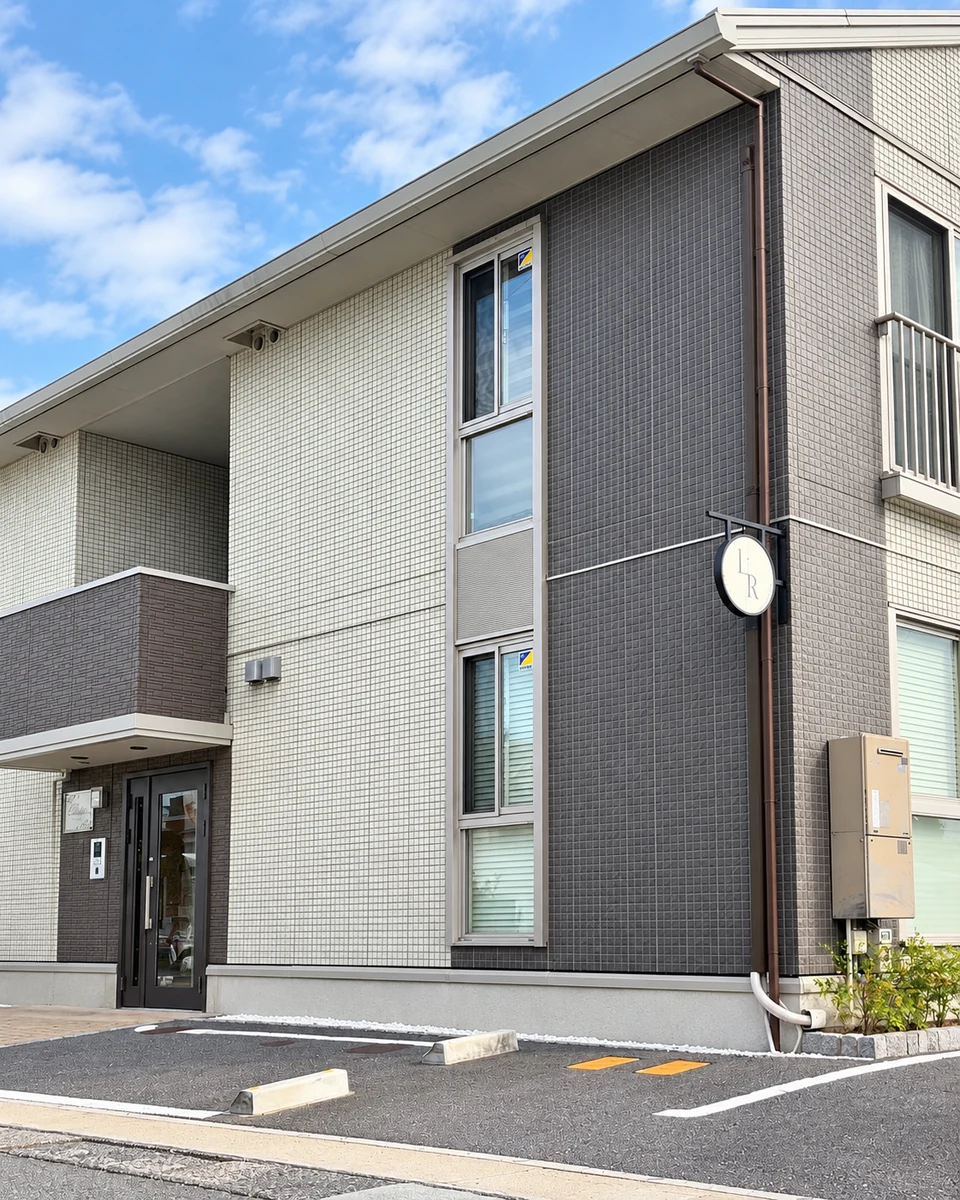 丸い看板が目印の建物外観