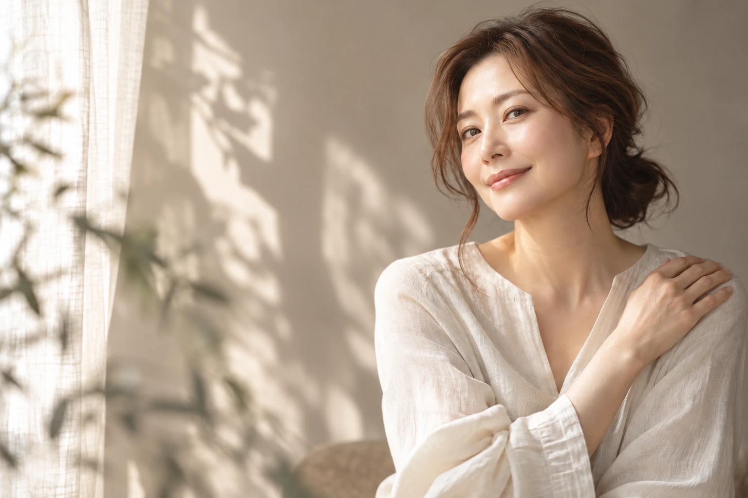 肩にそっと手を添え、目を開けてこちらを見る女性