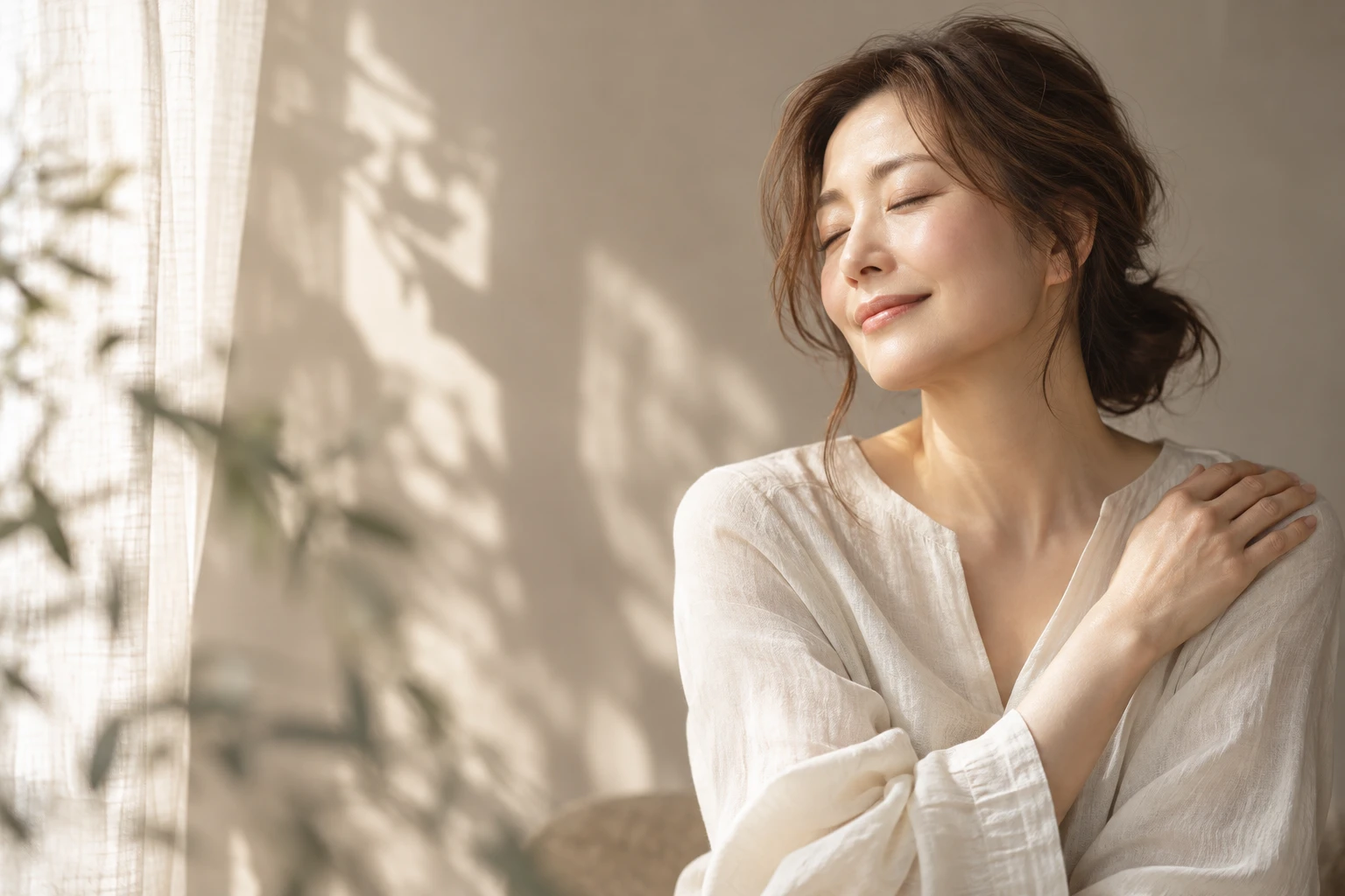 目を閉じて肩にそっと手を添える女性のイメージ